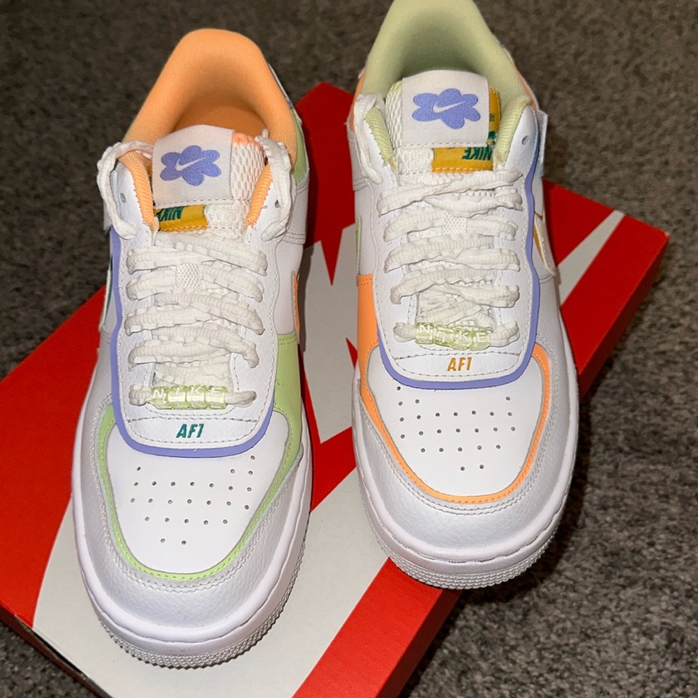 Nike White and Green Sneakers Classic Design